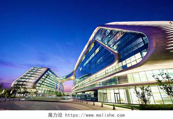 现代的未来派建筑办公大楼上海虹桥机场附近